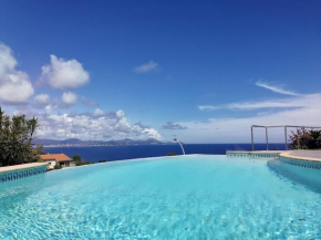 Rez de villa vue mer et sa piscine privative à débordement
